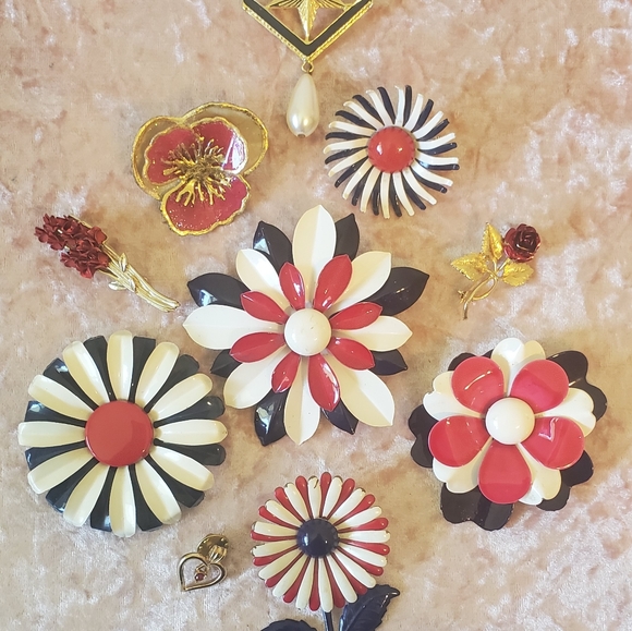 Vintage Jewelry - SALE ENAMEL BROOCH PIN FLOWER vintage RETRO